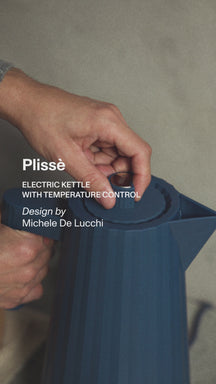 Alessi Waterkoker Plissé met Temperatuurinstelling Blauw - 1.7 liter - 1850 W - Michelle De Lucchi - MDL21 DAZ