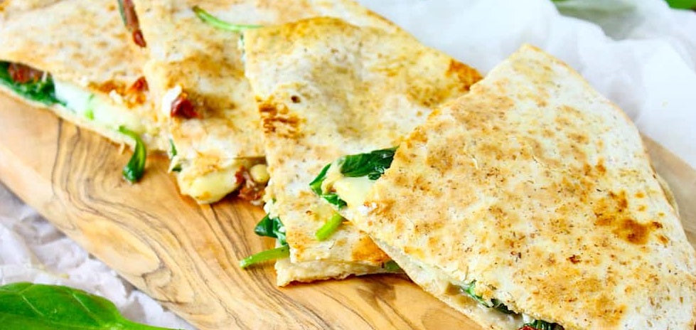 Knapperige glutenvrije quesadilla gevuld met kip, paprika en romige geitenkaas