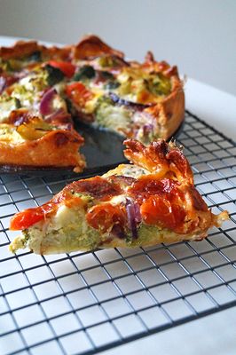 Een romige vegetarische quiche met broccoli, cherrytomaatjes en mozzarella