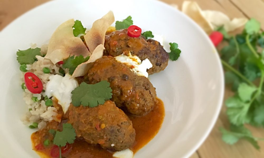 Sappige gehaktballetjes in een romige kokos-currysaus met kruidenrijst