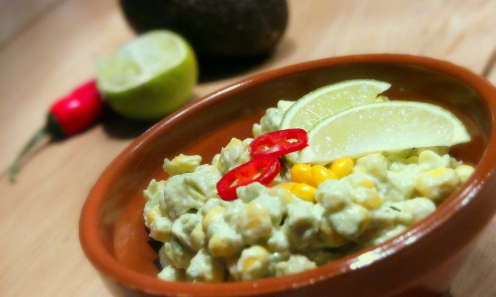 Frisse salade met romige avocado, maïs en een pittige limoen-chilisaus