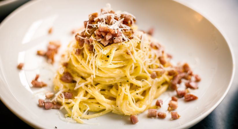 Heb jij ook zin in Italiaanse pasta? Deze romige pasta carbonara (Spaghetti alla Carbonara) heeft heel veel smaak en is ook nog eens een snelle en makkelijke maaltijd. Vaak wordt het verkeerd bereid, zo doen veel mensen kookroom door de saus. Dit hoort echter niet in het authentieke carbonara gerecht. 