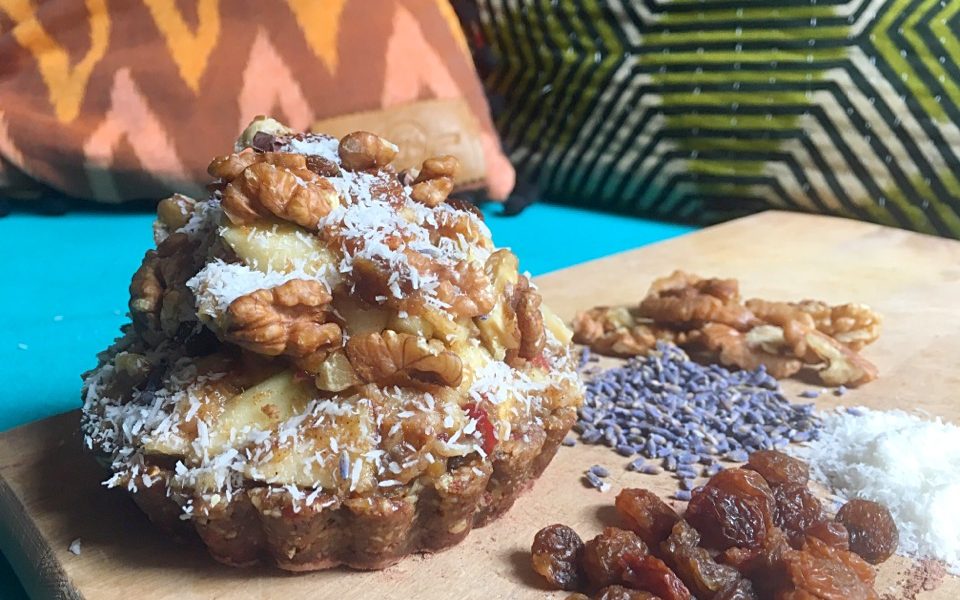 Een gezonde, no-bake taart met appel, noten en een romige dadel-karamelsaus