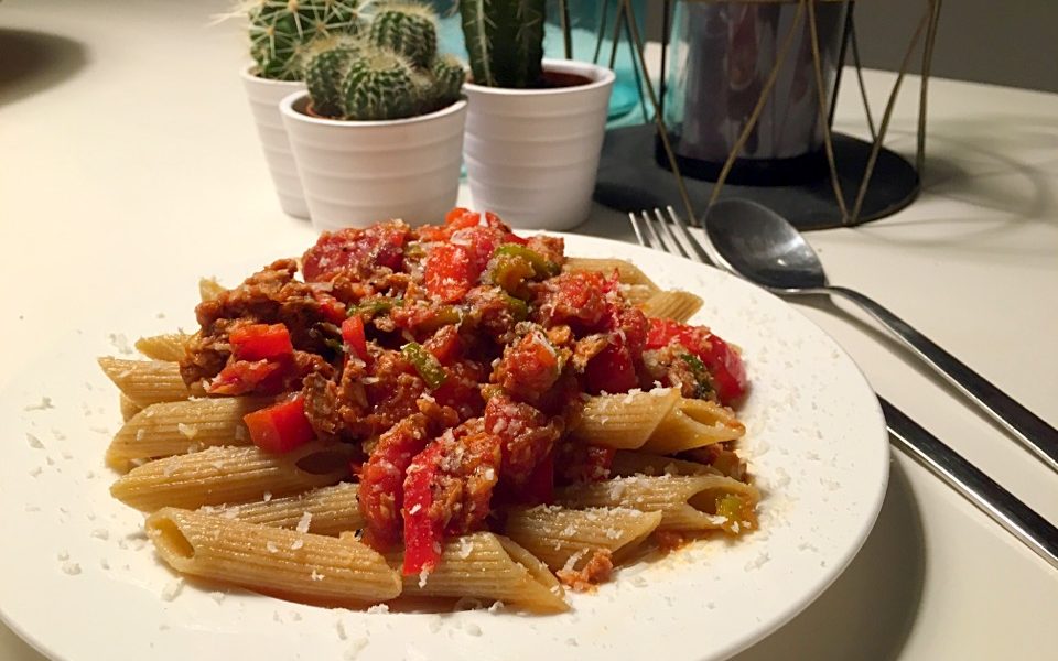 Een voedzame pastaschotel met tonijn en tomatensaus, binnen no-time op tafel