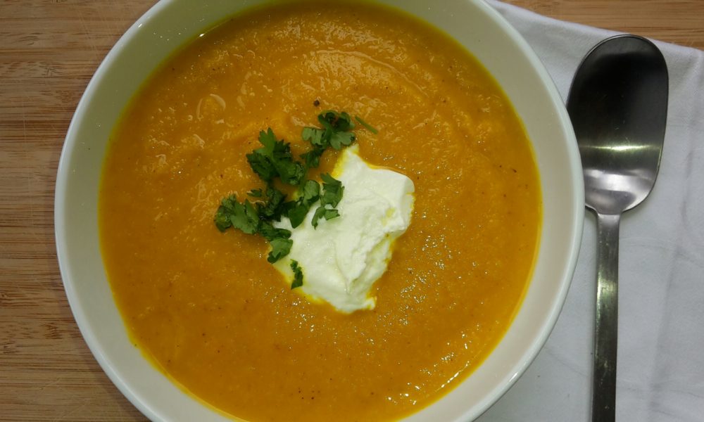 Een romige, kruidige wortelsoep met een vleugje curry en frisse koriander