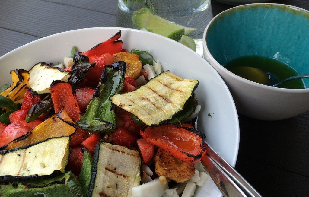 Een frisse zomersalade met gegrilde groenten, geitenkaas en een pittige gemberdressing